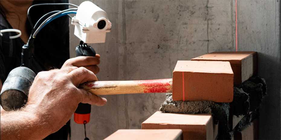 The computer programme of the ETH spin-​off helps the bricklayers to position the bricks with millimetre precision. (Photograph: ETH Zürich / Michael Lyrenmann)