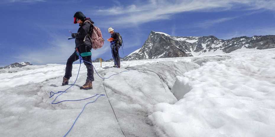 Project manager Fabian Walter (at rear) and his colleague Małgorzata Chmiel check if the cable is fully functional. (Photo: Wojciech Gajek)