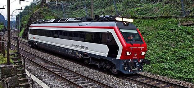 With the help of this special train, manual inspections of the rails are no longer necessary: Cameras provide the data, which are analyzed by means of artificial intelligence and reflect the condition of the rails. Image: SBB