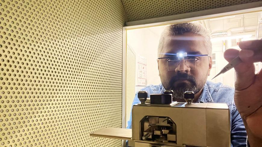Empa researcher Peter Nirmalraj analyzes blood samples using atomic force microscopy (AFM). Image: Empa