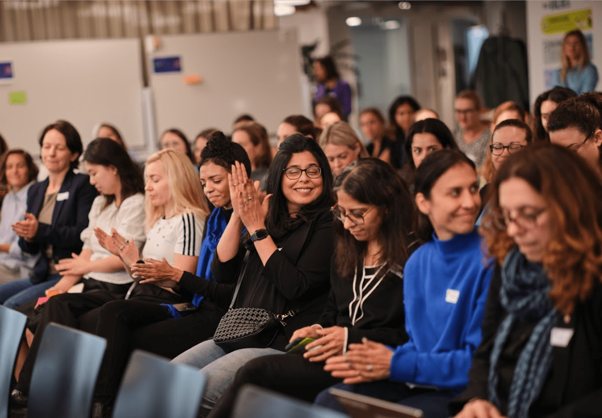 Publikum des Women’s AI Breakfast während des Zurich AI Festival 2025 in Zürich, das an der Lancierung des Top 100+ Women in AI & Data – Switzerland 2025 Reports teilnahm.