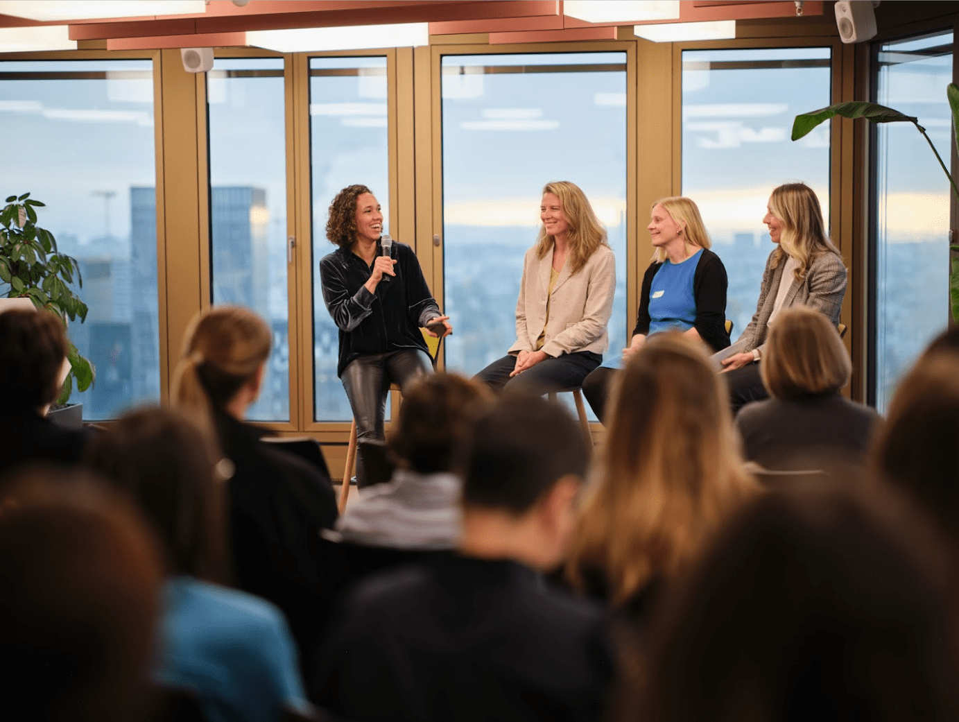 Nicole Büttner, Leonie Korn, Ana Klimovic und Catherine Kosten sprechen am Women’s AI Breakfast während des Zurich AI Festival 2025, wo der Top 100+ Women in AI & Data – Switzerland 2025 Report vorgestellt wurde.